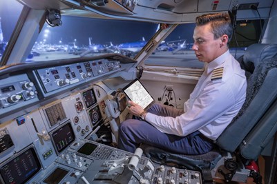 EFB-Pilot-iPad-Cockpit-Night